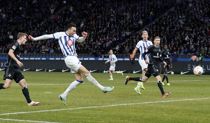 Haris Tabakovic erzielt das Tor zum 1:1 Ausgleich Zweikampf Spielszene Aktion Fußball Fussball DFL 2.Bundesliga Herren 20.Spieltag Saison 2023 2024 03.02.2024 Hertha BSC Berlin vs. Hamburger SV HSV DFL regulations prohibit any use of photographs as image sequences and or quasi-video