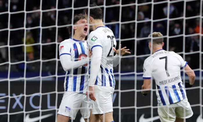 Haris Tabakovic jubelt nach 1:1 mit Fabian Reese Freude Emotion Jubel Fußball Fussball DFL 2.Bundesliga Herren 20.Spieltag Saison 2023 2024 03.02.2024 Hertha BSC Berlin vs. Hamburger SV HSV DFL regulations prohibit any use of photographs as image sequences and or quasi-video