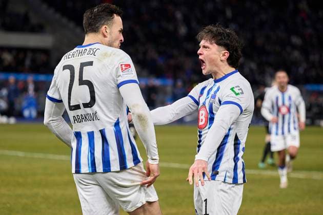 jubelt nach Torschuss Haris Tabakovic (Hertha BSC, 25), und Fabian Reese (Hertha BSC, 11), GER, Hertha BSC vs. Hamburger SV, Fussball Herren, 2. Bundesliga, Saison 2023 2024, 20. Spieltag, 03.02.2024. (DFL REGULATIONS PROHIBIT ANY USE OF PHOTOGRAPHS AS IMAGE SEQUENCES AND OR QUASI - VIDEO). GER, Hertha BSC vs. Hamburger SV, Fussball Herren, 2. Bundesliga, Saison 2023 2024, 20. Spieltag, 03.02.2024. Berlin