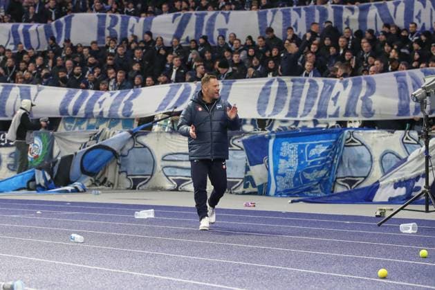 03.02.2024, xtgx, Fussball - 2.Bundesliga, Hertha BSC Berlin - Hamburger SV emspor, v.l. Pal Dardai (Hertha, Trainer) bittet die Fans, Ultras nicht mehr mit Tennisbällen zu werfen (DFL DFB REGULATIONS PROHIBIT ANY USE OF PHOTOGRAPHS as IMAGE SEQUENCES and or QUASI-VIDEO) Berlin