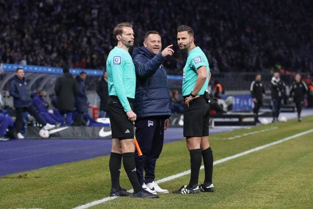 03.02.2024, xtgx, Fussball - 2.Bundesliga, Hertha BSC Berlin - Hamburger SV emspor, v.l. Pal Dardai (Hertha, Trainer) erzählt mit Linienrichter Sven Waschitziki Günther und Schiedsrichter Daniel Schlager (DFL DFB REGULATIONS PROHIBIT ANY USE OF PHOTOGRAPHS as IMAGE SEQUENCES and or QUASI-VIDEO) Berlin