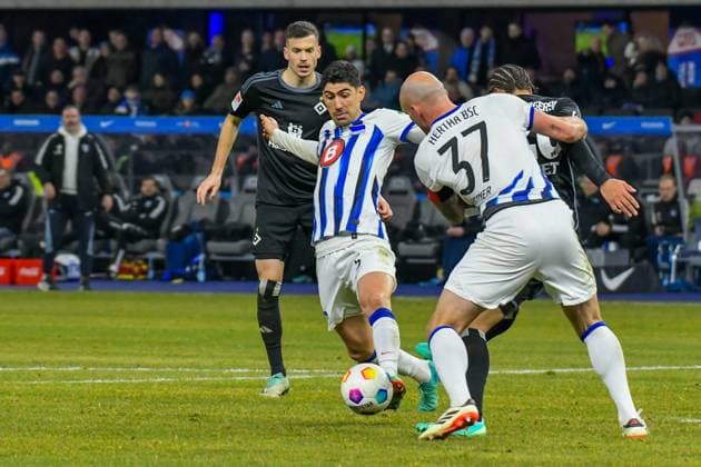 Fussball 2. Bundesliga, Hertha BSC - Hamburger SV 03.02.2024, xdanx, Fussball 2. Bundesliga, Hertha BSC - Hamburger SV, v.l. am Ball Aymen Barkok (Hertha BSC 18),Andras Nemeth (Hamburger SV 20),Toni Leistner (Hertha BSC 37),Zweikampf, Duell, Kampf, tackle (DFL DFB REGULATIONS PROHIBIT ANY USE OF PHOTOGRAPHS as IMAGE SEQUENCES and or QUASI-VIDEO) Foto: Daniel Lakomski Mix1 Berlin Olympiastadion Berlin Berlin Deutschland (DE)