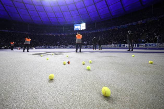 03.02.2024, xtgx, Fussball - 2.Bundesliga, Hertha BSC Berlin - Hamburger SV emspor, v.l. Symbolfoto, Symbolbild Tennisbälle liegen auf dem Boden, sie wurden gewurfen aufgrund von Proteste gegen die DFL (DFL DFB REGULATIONS PROHIBIT ANY USE OF PHOTOGRAPHS as IMAGE SEQUENCES and or QUASI-VIDEO) Berlin