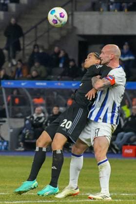 Fussball 2. Bundesliga, Hertha BSC - Hamburger SV 03.02.2024, xdanx, Fussball 2. Bundesliga, Hertha BSC - Hamburger SV, v.l. Andras Nemeth (Hamburger SV 20),Toni Leistner (Hertha BSC 37),Zweikampf, Duell, Kampf, tackle (DFL DFB REGULATIONS PROHIBIT ANY USE OF PHOTOGRAPHS as IMAGE SEQUENCES and or QUASI-VIDEO) Foto: Daniel Lakomski Mix1 Berlin Olympiastadion Berlin Berlin Deutschland (DE)