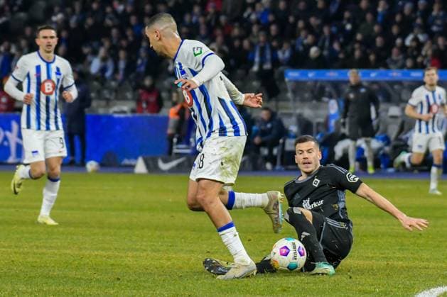 Fussball 2. Bundesliga, Hertha BSC - Hamburger SV 03.02.2024, xdanx, Fussball 2. Bundesliga, Hertha BSC - Hamburger SV, v.l. Aymen Barkok (Hertha BSC 18),Laszlo Benes (Hamburger SV 8),Zweikampf, Duell, Kampf, tackle (DFL DFB REGULATIONS PROHIBIT ANY USE OF PHOTOGRAPHS as IMAGE SEQUENCES and or QUASI-VIDEO) Foto: Daniel Lakomski Mix1 Berlin Olympiastadion Berlin Berlin Deutschland (DE)