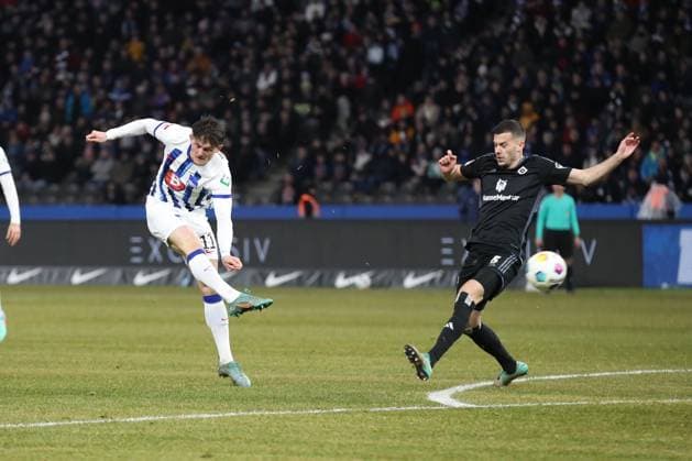 03.02.2024, xtgx, Fussball - 2.Bundesliga, Hertha BSC Berlin - Hamburger SV emspor, v.l. Fabian Reese (Hertha, 11) mit dem Pass auf Haris Tabakovic (Hertha, 25) (Nicht im Bild) (DFL DFB REGULATIONS PROHIBIT ANY USE OF PHOTOGRAPHS as IMAGE SEQUENCES and or QUASI-VIDEO) Berlin
