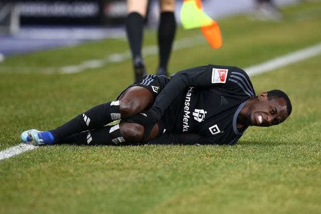 03.02.2024, xtgx, Fussball - 2.Bundesliga, Hertha BSC Berlin - Hamburger SV emspor, v.l. Jean Luc Dompe (HSV, 27) verletzt, Verletzung (DFL DFB REGULATIONS PROHIBIT ANY USE OF PHOTOGRAPHS as IMAGE SEQUENCES and or QUASI-VIDEO) Berlin