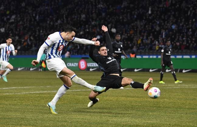 Fussball, Herren, Saison 2023 2024, 2. Bundesliga (20. Spieltag), Hertha BSC - Hamburger SV, v. l. Haris Tabakovic (Hertha BSC), Guilherme Ramos (HSV), 03.02. 2024,