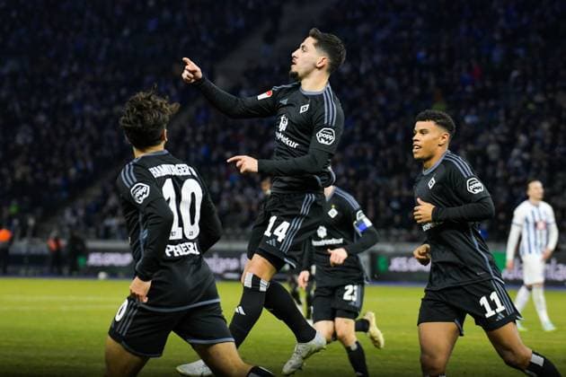 Sport Bilder des Tages Fussball 2. Bundesliga, Hertha BSC - Hamburger SV 03.02.2024, xdanx, Fussball 2. Bundesliga, Hertha BSC - Hamburger SV, v.l. Immanuel Pherai (Hamburger SV 10),Ludovit Reis (Hamburger SV 14),Ransford Konigsdorffer (Hamburger SV 11),Jubel nach dem 1:2 (DFL DFB REGULATIONS PROHIBIT ANY USE OF PHOTOGRAPHS as IMAGE SEQUENCES and or QUASI-VIDEO) Foto: Daniel Lakomski Mix1 Berlin Olympiastadion Berlin Berlin Deutschland (DE)