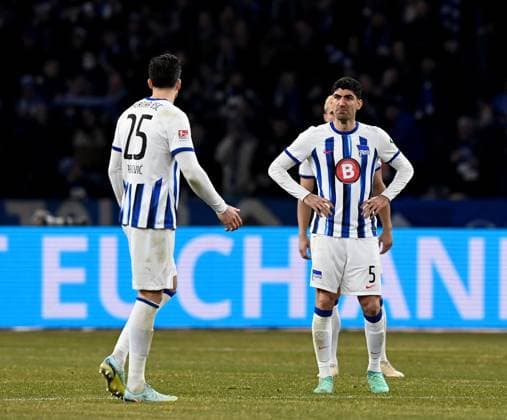 Fussball, Herren, Saison 2023 2024, 2. Bundesliga (20. Spieltag), Hertha BSC - Hamburger SV, v. l. Haris Tabakovic (Hertha BSC), Andreas Bouchalakis (Hertha BSC) nach dem Gegentor zum 0:1, 03.02. 2024,