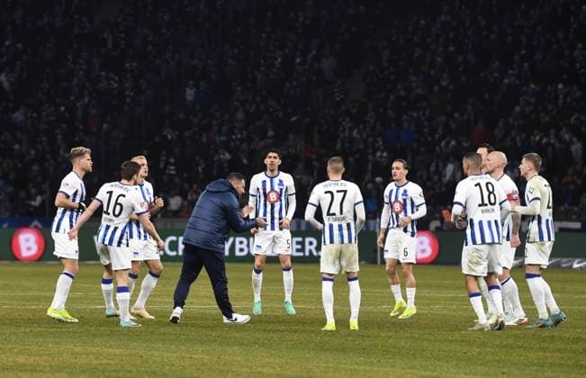 Fussball, Herren, Saison 2023 2024, 2. Bundesliga (20. Spieltag), Hertha BSC - Hamburger SV, Fans von Hertha protestieren gegen den potenziellen Investor der DFL mit Tennisbällen, das Spiel war unterbrochen, Trainer Pal Dardai (Hertha BSC) macht die Mannschaft nach der Spielunterbrechung heiß, 03.02. 2024,