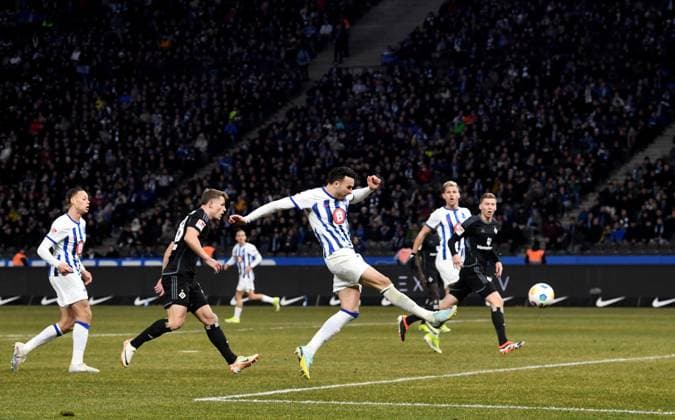 Fussball, Herren, Saison 2023 2024, 2. Bundesliga (20. Spieltag), Hertha BSC - Hamburger SV, Haris Tabakovic (Hertha BSC) erzielt das Tor zum 1:1, 03.02. 2024,