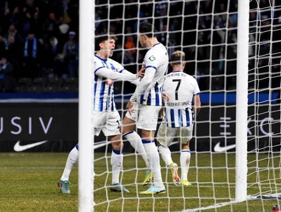 Fussball, Herren, Saison 2023 2024, 2. Bundesliga (20. Spieltag), Hertha BSC - Hamburger SV, v. l. Fabian Reese (Hertha BSC), Haris Tabakovic (Hertha BSC), Florian Niederlechner (Hertha BSC), Jubel nach Tor zum 1:1, 03.02. 2024,