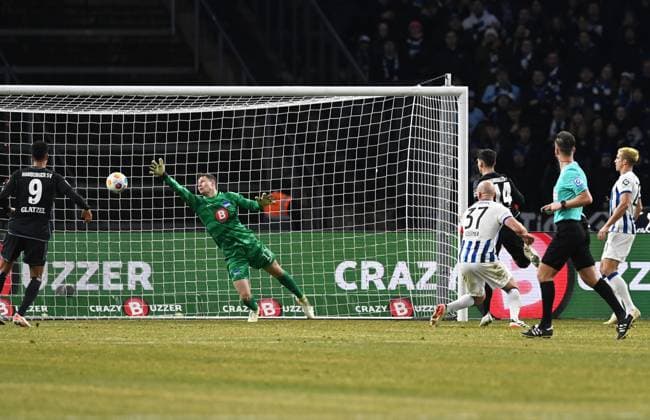 Fussball, Herren, Saison 2023 2024, 2. Bundesliga (20. Spieltag), Hertha BSC - Hamburger SV, Ludovit Reis (HSV) erzielt das Tor zum 1:2 gegen Torhüter Tjark Ernst (Hertha BSC), 03.02. 2024,