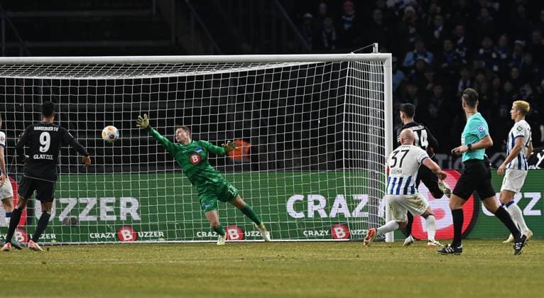 Fussball, Herren, Saison 2023 2024, 2. Bundesliga (20. Spieltag), Hertha BSC - Hamburger SV, Ludovit Reis (3. v. r., Hamburger SV) erzielt das Tor zum 1:2 gegen Toni Leistner (Hertha BSC) und Torwart Tjark Ernst (Hertha BSC), 03.02. 2024,