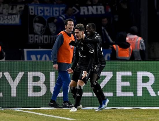 Fussball, Herren, Saison 2023 2024, 2. Bundesliga (20. Spieltag), Hertha BSC - Hamburger SV, v. l. Ludovit Reis (Hamburger SV), Jean-Luc Dompe (Hamburger SV), Jubel nach Tor zum 1:2, 03.02. 2024,