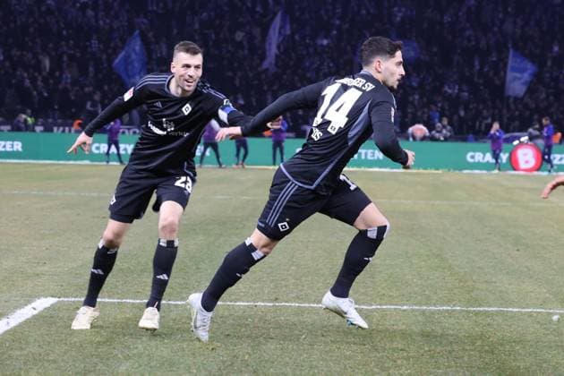 DEU, DFL, 2. FBL, Hertha BSC vs. Hamburger SV, 03.02.2024, Berliner Olympiastadion, Berlin, DEU, DFL, 2. FBL, Hertha BSC vs. Hamburger SV, im Bild 1:2 durch Ludovit Reis (Hamburger SV 14), Jonas Meffert (Hamburger SV 23) DFL - regulations prohibit any use of Photographs as image sequences and or quasi-video Foto: Juergen Engler nordphoto GmbH