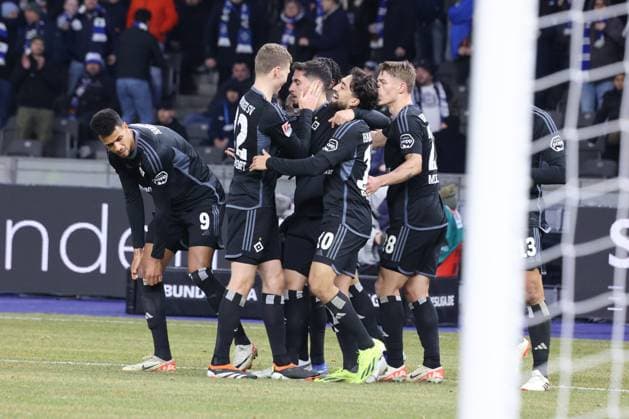 DEU, DFL, 2. FBL, Hertha BSC vs. Hamburger SV, 03.02.2024, Berliner Olympiastadion, Berlin, DEU, DFL, 2. FBL, Hertha BSC vs. Hamburger SV, im Bild 1:2 durch Ludovit Reis (Hamburger SV 14), Hamburger-Spielerkreis DFL - regulations prohibit any use of Photographs as image sequences and or quasi-video Foto: Juergen Engler nordphoto GmbH