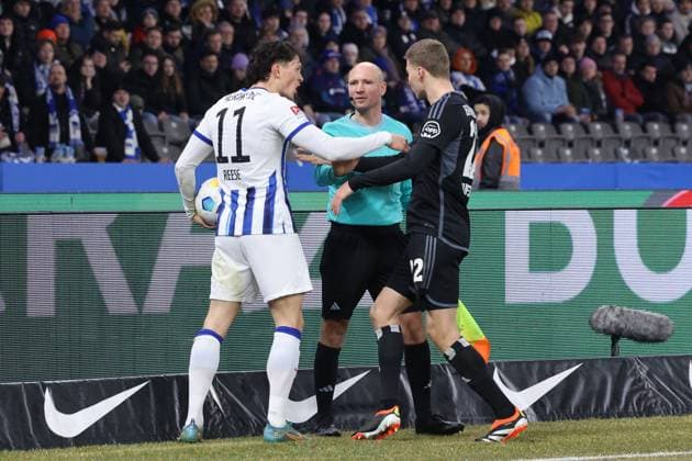 DEU, DFL, 2. FBL, Hertha BSC vs. Hamburger SV, 03.02.2024, Berliner Olympiastadion, Berlin, DEU, DFL, 2. FBL, Hertha BSC vs. Hamburger SV, im Bild Fabian Reese (Hertha BSC Berlin 11), Ignace Van der Brempt (Hamburger SV 22) DFL - regulations prohibit any use of Photographs as image sequences and or quasi-video Foto: Juergen Engler nordphoto GmbH