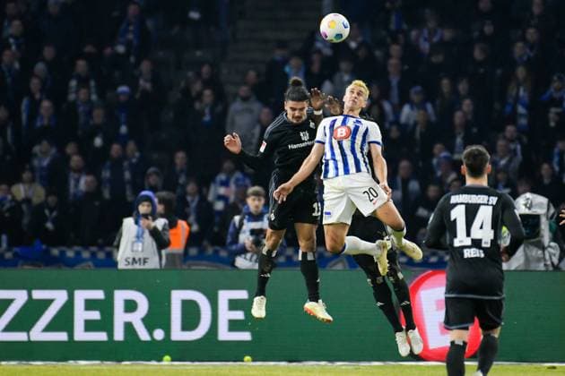 Fussball 2. Bundesliga, Hertha BSC - Hamburger SV 03.02.2024, xdanx, Fussball 2. Bundesliga, Hertha BSC - Hamburger SV, v.l. Guilherme Ramos (Hamburger SV 13),Marc Oliver Kempf (Hertha BSC 20),Zweikampf, Duell, Kampf, tackle (DFL DFB REGULATIONS PROHIBIT ANY USE OF PHOTOGRAPHS as IMAGE SEQUENCES and or QUASI-VIDEO) Foto: Daniel Lakomski Mix1 Berlin Olympiastadion Berlin Berlin Deutschland (DE)