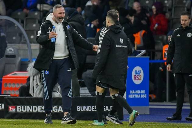 Fussball 2. Bundesliga, Hertha BSC - Hamburger SV 03.02.2024, xdanx, Fussball 2. Bundesliga, Hertha BSC - Hamburger SV, v.l. Tim Walter (Hamburger SV Trainer),Jubel ueber den Sieg, Jubel nach Spielende (DFL DFB REGULATIONS PROHIBIT ANY USE OF PHOTOGRAPHS as IMAGE SEQUENCES and or QUASI-VIDEO) Foto: Daniel Lakomski Mix1 Berlin Olympiastadion Berlin Berlin Deutschland (DE)