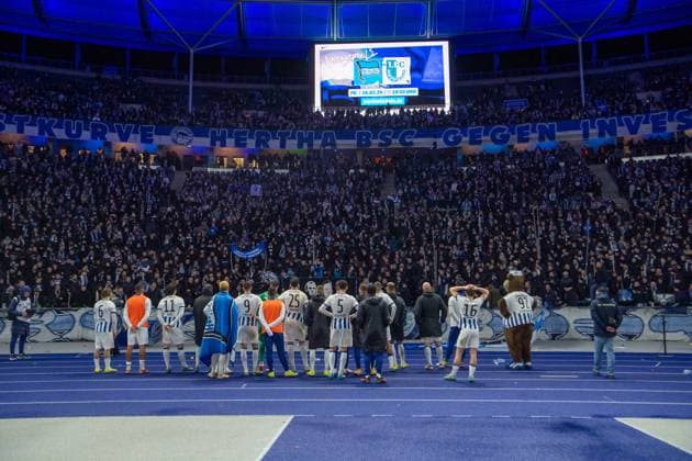 Fussball, Herren, Saison 2023 2024, 2. Bundesliga (20. Spieltag), Hertha BSC - Hamburger SV, Spieler und Fans von Hertha, Enttäuschung nach Abpfiff, 03.02. 2024,