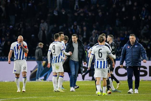 Fussball 2. Bundesliga, Hertha BSC - Hamburger SV 03.02.2024, xdanx, Fussball 2. Bundesliga, Hertha BSC - Hamburger SV, v.l. Toni Leistner (Hertha BSC 37),Smail Prevljak (Hertha BSC 9),Benjamin Weber (Hertha BSC Sportdirektor),Michal Karbownik (Hertha BSC 6),Pal Dardai (Hertha BSC Trainer), enttaeuscht, schaut enttaeuscht, niedergeschlagen, disappointed (DFL DFB REGULATIONS PROHIBIT ANY USE OF PHOTOGRAPHS as IMAGE SEQUENCES and or QUASI-VIDEO) Foto: Daniel Lakomski Mix1 Berlin Olympiastadion Berlin Berlin Deutschland (DE)