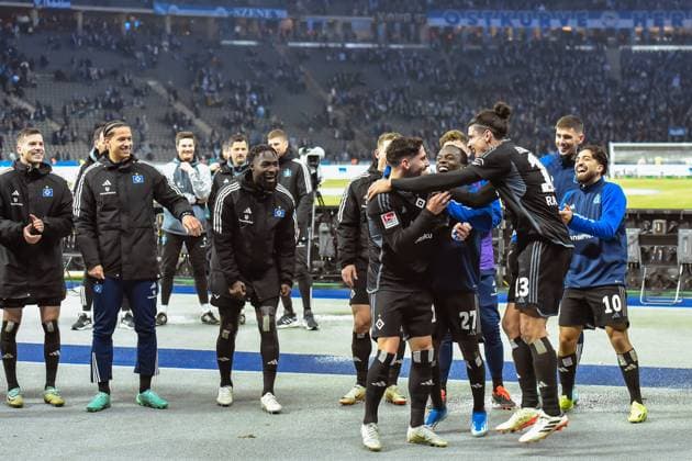 Fussball 2. Bundesliga, Hertha BSC - Hamburger SV 03.02.2024, xdanx, Fussball 2. Bundesliga, Hertha BSC - Hamburger SV, v.l. Ludovit Reis (Hamburger SV 14),Jean-Luc Dompe (Hamburger SV 27),Guilherme Ramos (Hamburger SV 13),Immanuel Pherai (Hamburger SV 10),feiern in der Fan Kurve (DFL DFB REGULATIONS PROHIBIT ANY USE OF PHOTOGRAPHS as IMAGE SEQUENCES and or QUASI-VIDEO) Foto: Daniel Lakomski Mix1 Berlin Olympiastadion Berlin Berlin Deutschland (DE)