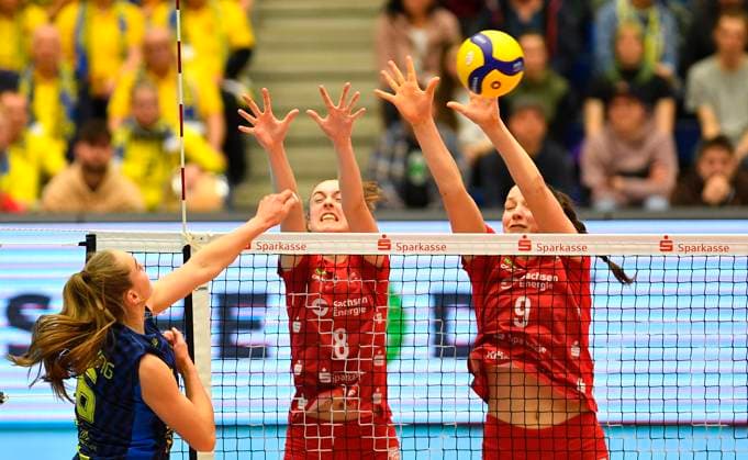 3.2.2024, Schwerins Nova Marring gegen Dresdens Famke Boonstra und Dresdens Lena Linke, Volleyball, Bundesliga, Dresdner SC - SSC Schwerin, (c) Dresden Deutschland