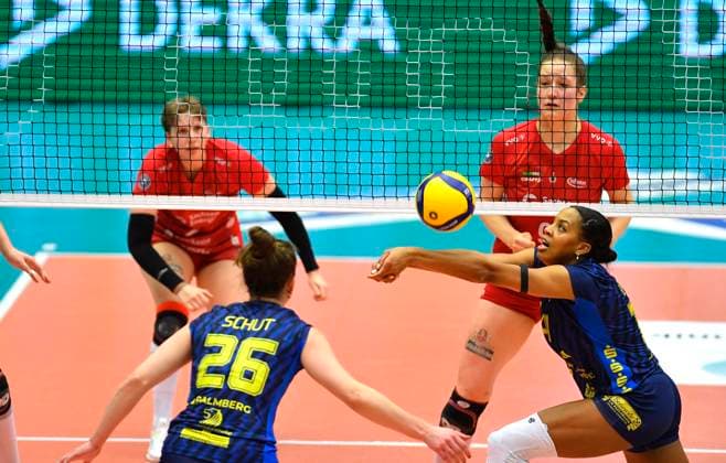 3.2.2024, Schwerins Jazmine White bei der Annahme, links Susan Schut, Volleyball, Bundesliga, Dresdner SC - SSC Schwerin, (c) Dresden Deutschland