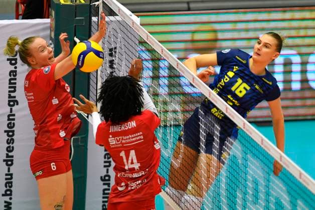 3.2.2024, Schwerins Indy Baijens gegen Dresdens Jennifer Janiska und Dresdens Tia Jimerson, Volleyball, Bundesliga, Dresdner SC - SSC Schwerin, (c) Dresden Deutschland