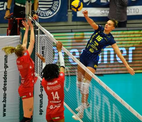 3.2.2024, SChwerins Indy Baijens gegen Dresdens Jennifer Janiska und Dresdens Tia Jimerson, Volleyball, Bundesliga, Dresdner SC - SSC Schwerin, (c) Dresden Deutschland