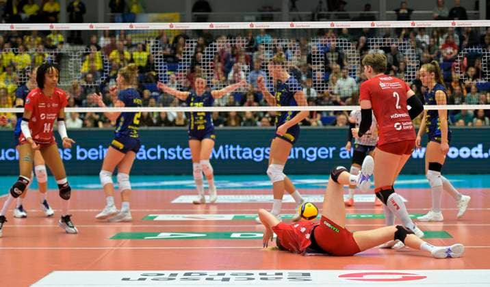 3.2.2024, Dresdens Jennifer Janiska und Dresdens Larissa Winter verpassen den Ball, Volleyball, Bundesliga, Dresdner SC - SSC Schwerin, (c) Dresden Deutschland