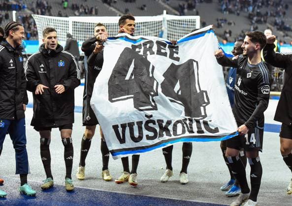 Fussball 2. Bundesliga, Hertha BSC - Hamburger SV 03.02.2024, xdanx, Fussball 2. Bundesliga, Hertha BSC - Hamburger SV, v.l. Mannschaft des Marburger SV,Jubel ueber den Sieg, Jubel nach Spielende , sie halten ein Banner Spruchband in der Hand mit der Aufschrift Free 44 Vuskovic (DFL DFB REGULATIONS PROHIBIT ANY USE OF PHOTOGRAPHS as IMAGE SEQUENCES and or QUASI-VIDEO) Foto: Daniel Lakomski Mix1 Berlin Olympiastadion Berlin Berlin Deutschland (DE)