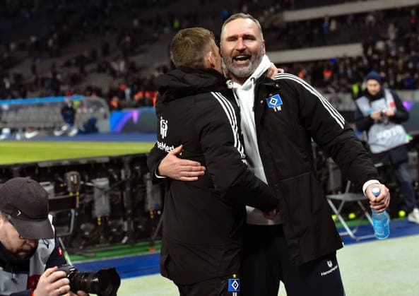 Fussball 2. Bundesliga, Hertha BSC - Hamburger SV 03.02.2024, xdanx, Fussball 2. Bundesliga, Hertha BSC - Hamburger SV, v.l. Julian Huebner (Hamburger SV Co.Trainer),Tim Walter (Hamburger SV Trainer),Jubel ueber den Sieg, Jubel nach Spielende (DFL DFB REGULATIONS PROHIBIT ANY USE OF PHOTOGRAPHS as IMAGE SEQUENCES and or QUASI-VIDEO) Foto: Daniel Lakomski Mix1 Berlin Olympiastadion Berlin Berlin Deutschland (DE)