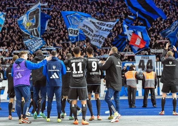 Fussball 2. Bundesliga, Hertha BSC - Hamburger SV 03.02.2024, xdanx, Fussball 2. Bundesliga, Hertha BSC - Hamburger SV, v.l. Ransford Konigsdorffer (Hamburger SV 11), Robert Glatzel (Hamburger SV 9),Jubel ueber den Sieg, Jubel nach Spielende in der Fan Kurve (DFL DFB REGULATIONS PROHIBIT ANY USE OF PHOTOGRAPHS as IMAGE SEQUENCES and or QUASI-VIDEO) Foto: Daniel Lakomski Mix1 Berlin Olympiastadion Berlin Berlin Deutschland (DE)
