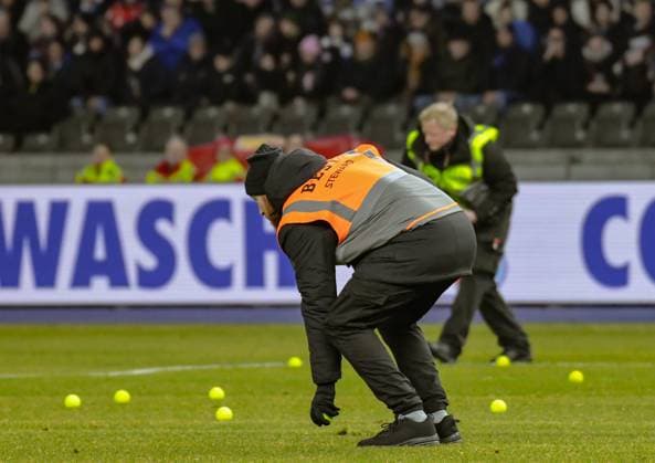 Fussball 2. Bundesliga, Hertha BSC - Hamburger SV 03.02.2024, xdanx, Fussball 2. Bundesliga, Hertha BSC - Hamburger SV, v.l. Ordner raeumen Tennisbaelle vom Platz die von den HSV Fans geworfen wurde. (DFL DFB REGULATIONS PROHIBIT ANY USE OF PHOTOGRAPHS as IMAGE SEQUENCES and or QUASI-VIDEO) Foto: Daniel Lakomski Mix1 Berlin Olympiastadion Berlin Berlin Deutschland (DE)
