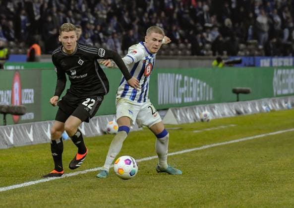 Fussball 2. Bundesliga, Hertha BSC - Hamburger SV 03.02.2024, xdanx, Fussball 2. Bundesliga, Hertha BSC - Hamburger SV, v.l. Ignace Van Der Brempt (Hamburger SV 22),Marten Winkler (Hertha BSC 22),Zweikampf, Duell, Kampf, tackle (DFL DFB REGULATIONS PROHIBIT ANY USE OF PHOTOGRAPHS as IMAGE SEQUENCES and or QUASI-VIDEO) Foto: Daniel Lakomski Mix1 Berlin Olympiastadion Berlin Berlin Deutschland (DE)