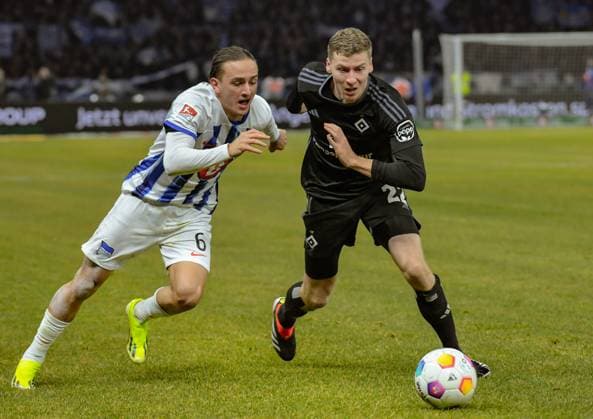 Fussball 2. Bundesliga, Hertha BSC - Hamburger SV 03.02.2024, xdanx, Fussball 2. Bundesliga, Hertha BSC - Hamburger SV, v.l. Michal Karbownik (Hertha BSC 6),Ignace Van Der Brempt (Hamburger SV 22),Zweikampf, Duell, Kampf, tackle (DFL DFB REGULATIONS PROHIBIT ANY USE OF PHOTOGRAPHS as IMAGE SEQUENCES and or QUASI-VIDEO) Foto: Daniel Lakomski Mix1 Berlin Olympiastadion Berlin Berlin Deutschland (DE)