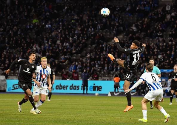 Fussball 2. Bundesliga, Hertha BSC - Hamburger SV 03.02.2024, xdanx, Fussball 2. Bundesliga, Hertha BSC - Hamburger SV, v.l. Robert Glatzel (Hamburger SV 9),Marc Oliver Kempf (Hertha BSC 20),Ransford Konigsdorffer (Hamburger SV 11),Michal Karbownik (Hertha BSC 6),Zweikampf, Duell, Kampf, tackle (DFL DFB REGULATIONS PROHIBIT ANY USE OF PHOTOGRAPHS as IMAGE SEQUENCES and or QUASI-VIDEO) Foto: Daniel Lakomski Mix1 Berlin Olympiastadion Berlin Berlin Deutschland (DE)