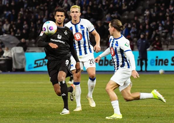 Fussball 2. Bundesliga, Hertha BSC - Hamburger SV 03.02.2024, xdanx, Fussball 2. Bundesliga, Hertha BSC - Hamburger SV, v.l. Robert Glatzel (Hamburger SV 9),Marc Oliver Kempf (Hertha BSC 20),Michal Karbownik (Hertha BSC 6),Zweikampf, Duell, Kampf, tackle (DFL DFB REGULATIONS PROHIBIT ANY USE OF PHOTOGRAPHS as IMAGE SEQUENCES and or QUASI-VIDEO) Foto: Daniel Lakomski Mix1 Berlin Olympiastadion Berlin Berlin Deutschland (DE)