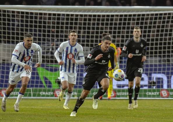 Fussball 2. Bundesliga, Hertha BSC - Hamburger SV 03.02.2024, xdanx, Fussball 2. Bundesliga, Hertha BSC - Hamburger SV, v.l. Aymen Barkok (Hertha BSC 18),Guilherme Ramos (Hamburger SV 13),Zweikampf, Duell, Kampf, tackle (DFL DFB REGULATIONS PROHIBIT ANY USE OF PHOTOGRAPHS as IMAGE SEQUENCES and or QUASI-VIDEO) Foto: Daniel Lakomski Mix1 Berlin Olympiastadion Berlin Berlin Deutschland (DE)