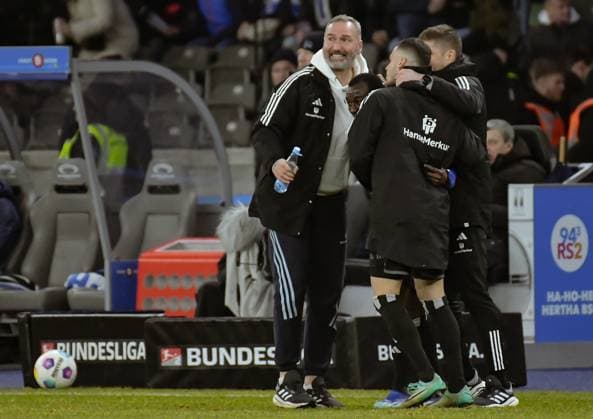 Fussball 2. Bundesliga, Hertha BSC - Hamburger SV 03.02.2024, xdanx, Fussball 2. Bundesliga, Hertha BSC - Hamburger SV, v.l. Tim Walter (Hamburger SV Trainer),Jubel ueber den Sieg, Jubel nach Spielende (DFL DFB REGULATIONS PROHIBIT ANY USE OF PHOTOGRAPHS as IMAGE SEQUENCES and or QUASI-VIDEO) Foto: Daniel Lakomski Mix1 Berlin Olympiastadion Berlin Berlin Deutschland (DE)