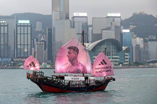 Bilder des Jahres 2024, Sport 02 Feburar Sport Themen der Woche KW05 HONG KONG, CHINA - FEBRUARY 03: A sailing ship bearing a portrait of Inter Miami CF s Argentine forward Lionel Messi sails across the Victoria Harbour on February 3, 2024 in Hong Kong, China. A friendly football match between Hong Kong Team and Inter Miami CF will be held in Hong Kong on February 4.  Copyright: xVCGx 111478045563
