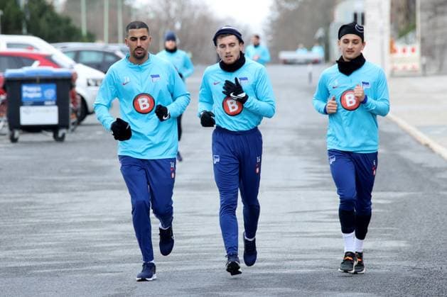 DEU, DFL, 2. FBL Hertha BSC, Training, PK, 04.02.2024, Sportforum, Berlin, DEU, DFL, 2. FBL Hertha BSC, Training, PK, im Bild Auslauftraining, auslaufen nach einem Spiel, Aymen Barkok (Hertha BSC Berlin 18), Jonjoe Kenny (Hertha BSC Berlin 16), Michal Karbownik (Hertha BSC Berlin 6) DFL - regulations prohibit any use of Photographs as image sequences and or quasi-video Foto: Juergen Engler nordphoto GmbH