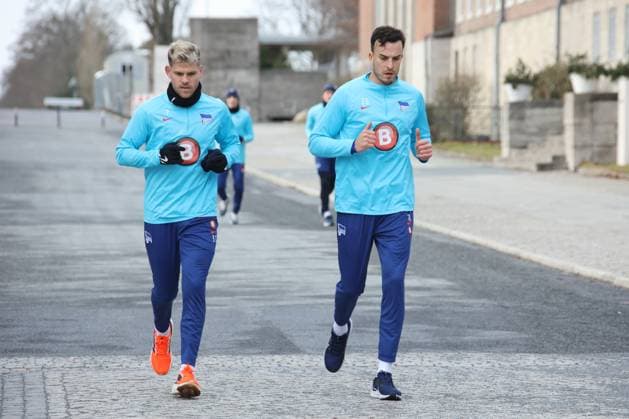 DEU, DFL, 2. FBL Hertha BSC, Training, PK, 04.02.2024, Sportforum, Berlin, DEU, DFL, 2. FBL Hertha BSC, Training, PK, im Bild Auslauftraining, auslaufen nach einem Spiel, Florian Niederlechner (Hertha BSC Berlin 7), Haris Tabakovic (Hertha BSC Berlin 25) DFL - regulations prohibit any use of Photographs as image sequences and or quasi-video Foto: Juergen Engler nordphoto GmbH