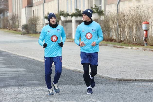 DEU, DFL, 2. FBL Hertha BSC, Training, PK, 04.02.2024, Sportforum, Berlin, DEU, DFL, 2. FBL Hertha BSC, Training, PK, im Bild Auslauftraining, auslaufen nach einem Spiel, Palko Dardai (Hertha BSC Berlin 27), Fabian Reese (Hertha BSC Berlin 11) DFL - regulations prohibit any use of Photographs as image sequences and or quasi-video Foto: Juergen Engler nordphoto GmbH