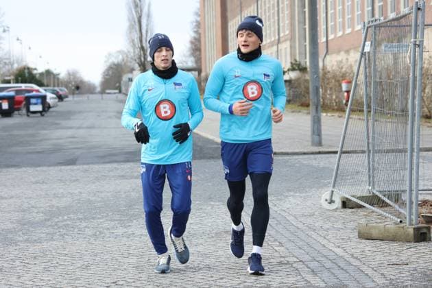 DEU, DFL, 2. FBL Hertha BSC, Training, PK, 04.02.2024, Sportforum, Berlin, DEU, DFL, 2. FBL Hertha BSC, Training, PK, im Bild Auslauftraining, auslaufen nach einem Spiel, Palko Dardai (Hertha BSC Berlin 27), Fabian Reese (Hertha BSC Berlin 11) DFL - regulations prohibit any use of Photographs as image sequences and or quasi-video Foto: Juergen Engler nordphoto GmbH