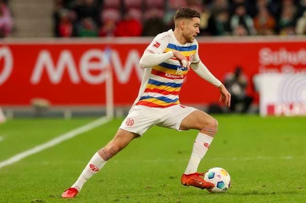 David Mamutovic (1. FSV Mainz 05) kontrolliert den Ball, 1. Bundesliga, 1. FSV Mainz 05 vs Werder Bremen, MEWA Arena, 03.02.2024, Mainz, Deutschland.