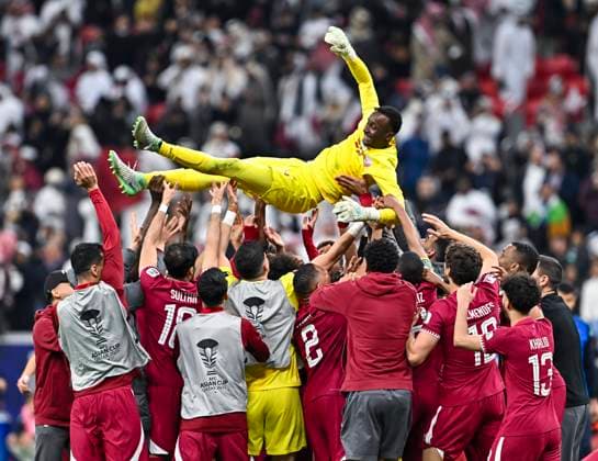 Bilder des Jahres 2024, Sport 02 Feburar Sport Themen der Woche KW05 Qatar v Uzbekistan: Quarter Final - AFC Asian Cup Qatar players are celebrating by throwing Meshaal Barsham of Qatar in the air after their team won the penalty shoot-out in the AFC Asian Cup 2023 Quarter-Final match between Qatar and Uzbekistan at Al Bayt Stadium in Al Khor, Qatar, on February 3, 2023. DOHA Qatar  Copyright: xNoushadxThekkayilx originalFilename:varittyakkal-qatarvuz240204_npN2s.jpg